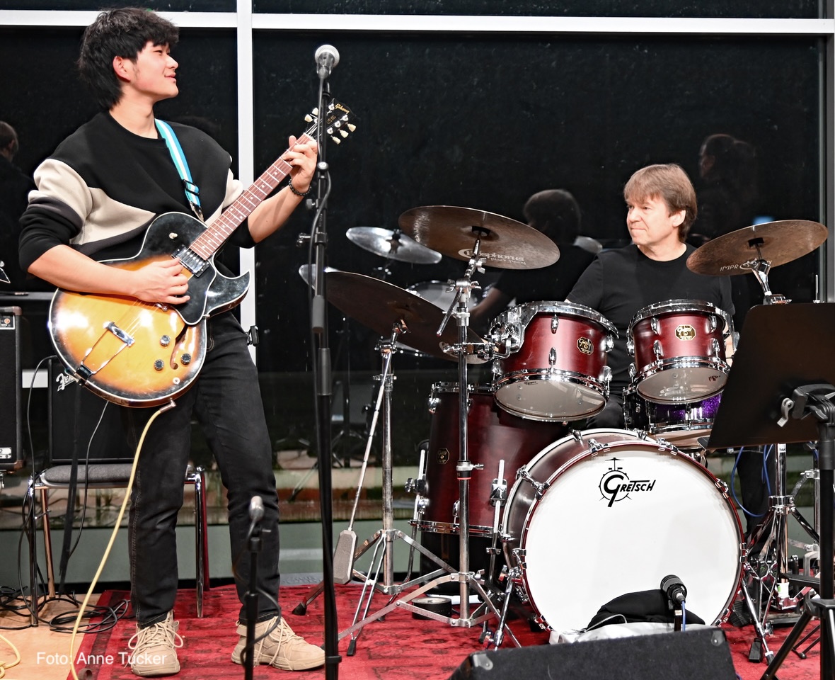  Das Abschlusskonzert der E-Gitarren hier unterstützt von Mario Zielenbach am Schlagzeug 