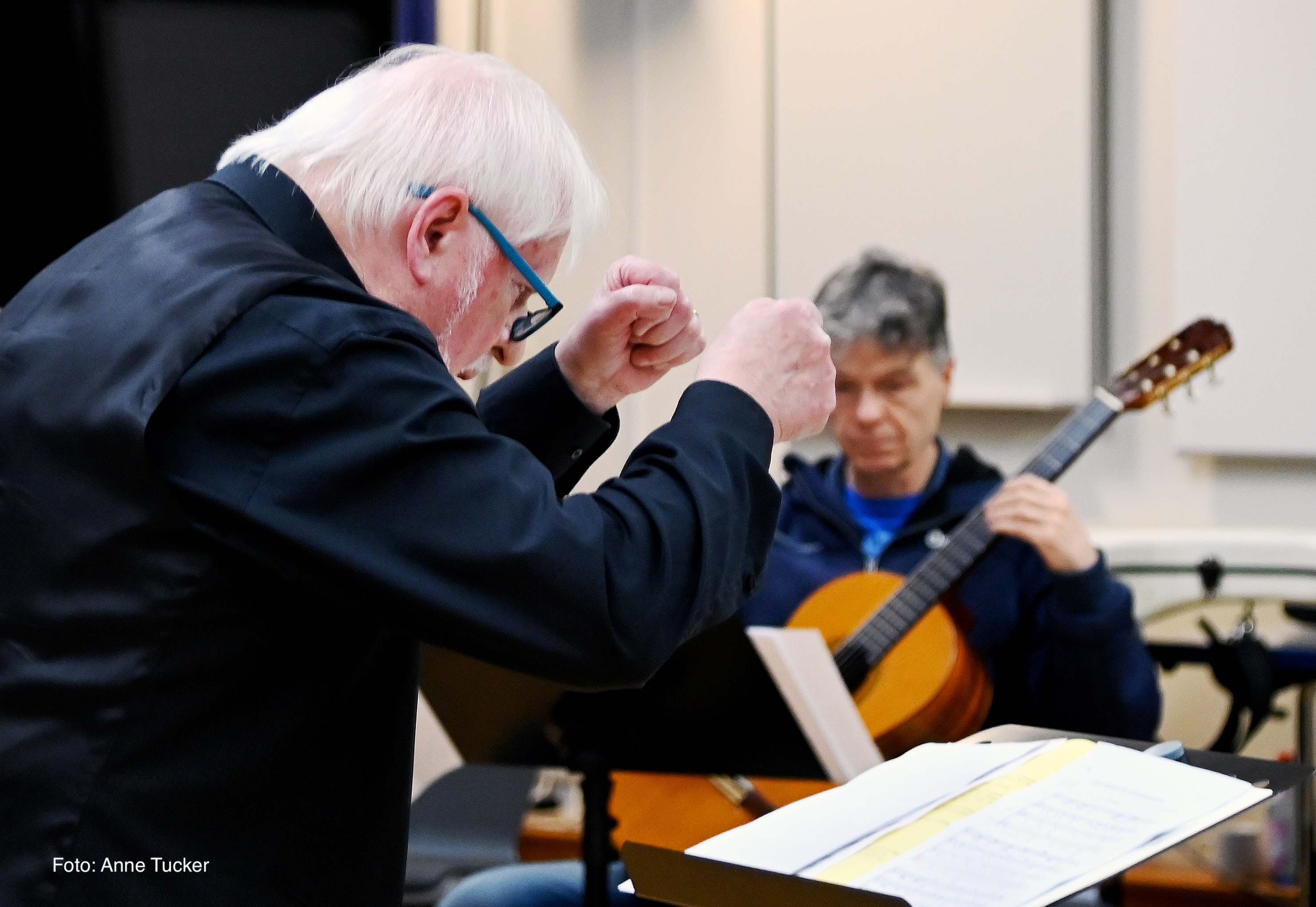  Dieter Kreidler in seinem Element. Ein höchst kompetenter und engagierter Ensembleleiter 