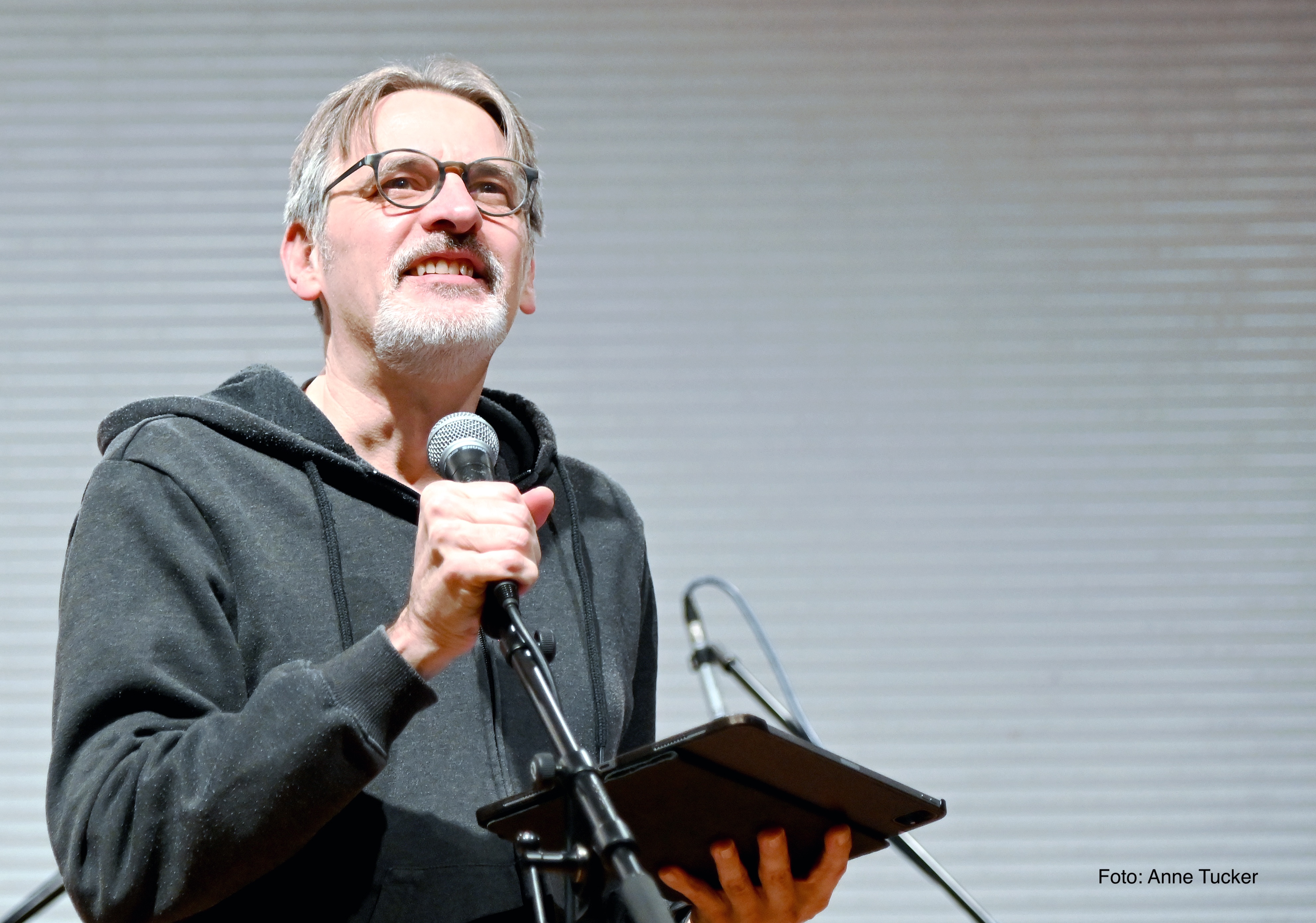  Rolf Fahlenbock gibt letzte Anweisungen zum Abschlusskonzert E-Gitarre 