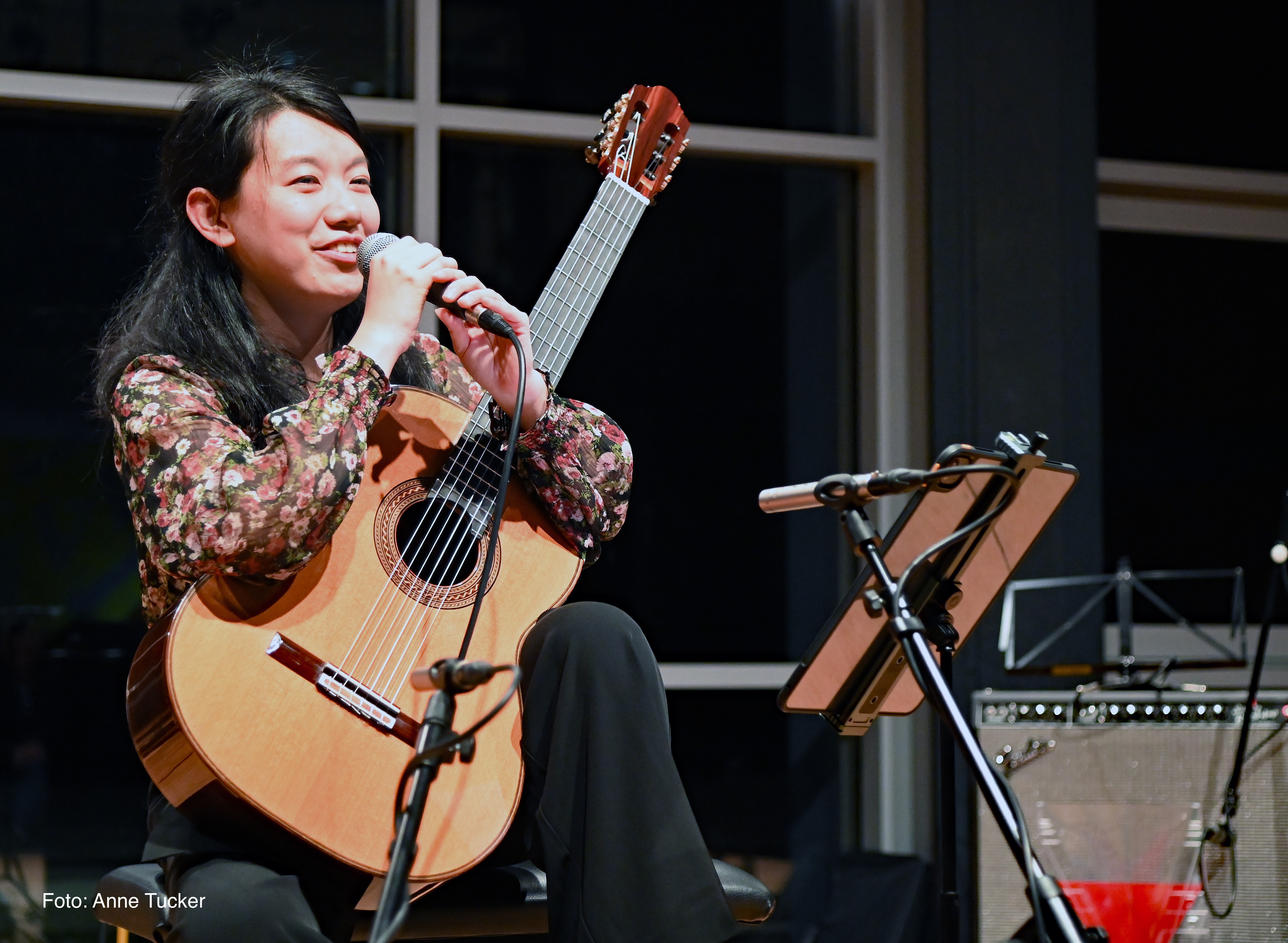  Eine fantastische Künstlerin: Liying Zhu bei der Ansage ihres Programms zur Eröffnung Gitarre Night 