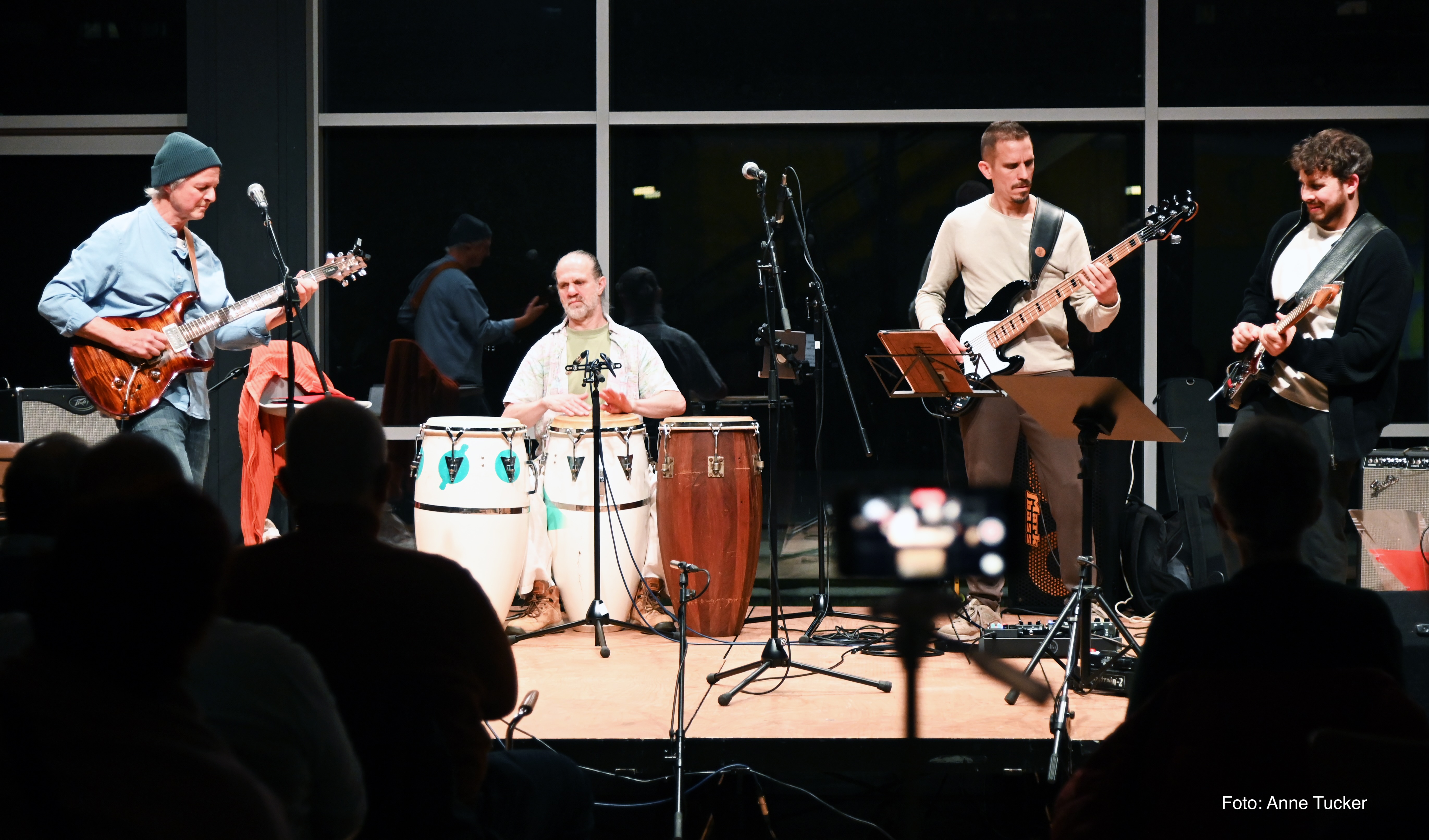  Ein fulminantes Ende der Guitar Night mit südamerikanischen Klängen: Michael Borner (g), Miguel de la Loma (Latin Percussion), Jens Bachman (b) und Philipp Humburg (g) 